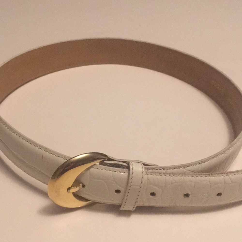 Woman’s imported alligator grain steerhide belt.